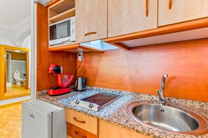 Réfrigérateur, micro-ondes, plaque de cuisson, cafetière/bouilloire