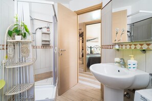 Douche, sèche-cheveux, serviettes fournies