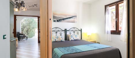 2 bedrooms, iron/ironing board, bed sheets