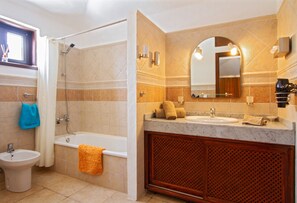 Bathtub, hair dryer, towels - Vacation Villa 'Haere Mai' with Sea View, Private Pool and Wi-Fi (Tias - La Asomada)