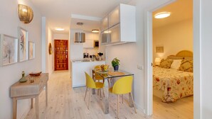 Un apartamento moderno con comedor, cocina y un dormitorio.