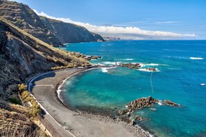 Una spiaggia nelle vicinanze
