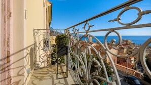 A balcony with ornate metal railings overlooking a coastal cityscape. - Holiday Apartment 'De luxe Bluesky' with Terrace, Balcony & Wi-Fi (Beausoleil)