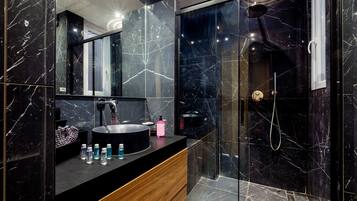 Bruser, hårtørrer, håndklæder