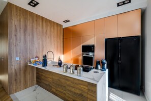 Frigorifero, microonde, forno, piano cottura