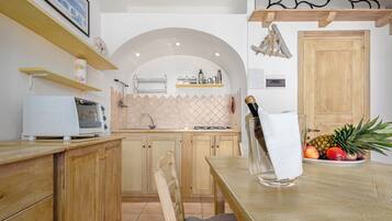 Réfrigérateur, four, plaque de cuisson, cafetiÚre/bouilloire