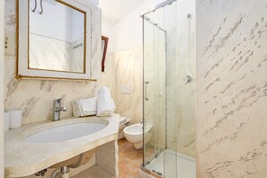Een douche, een haardroger, handdoeken