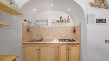 Een koelkast, een oven, een kookplaat, een koffiezetapparaat/waterkoker