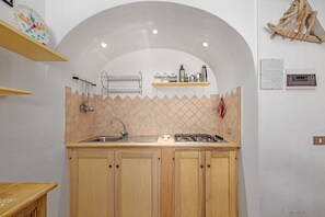 Refrigerador, horno, parrilla de estufa y cafetera y tetera 