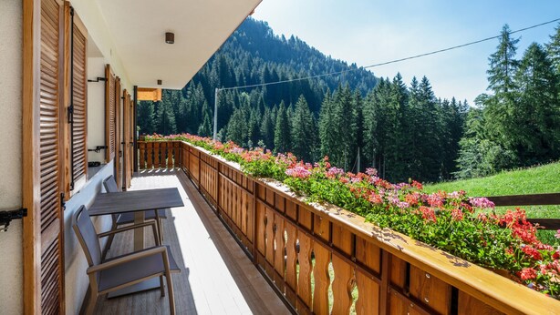 A balcony with wooden railings, a table, and chairs. - Apartment 'Bachwiesl Hof Wies' with Mountain View, Shared Terrace and Wi-Fi (Proves)