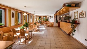 A spacious dining area with wooden furniture, large windows, and a long counter with plants. - Apartment 'Bachwiesl Hof Wies' with Mountain View, Shared Terrace and Wi-Fi (Proves)