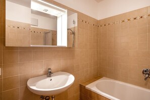 Bañera, secador de pelo y toallas