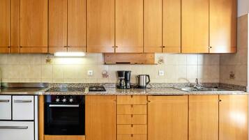 Fridge, oven, stovetop, coffee/tea maker