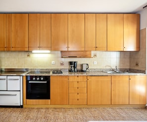 Fridge, oven, stovetop, coffee/tea maker