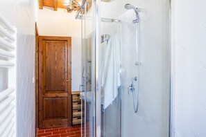 Shower, hair dryer, towels - Apartment 'Grillo' with Shared Pool, Wi-Fi and Air Conditioning (Montiano)