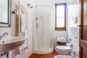 Shower, hair dryer, towels - Apartment 'Riccio' with Shared Pool, Wi-Fi and Air Conditioning (Montiano)