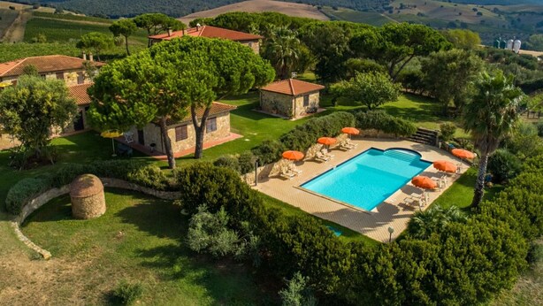 A villa with a swimming pool, surrounded by lush greenery and hills. - Apartment 'Riccio' with Shared Pool, Wi-Fi and Air Conditioning (Montiano)