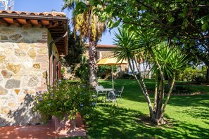 Property grounds - Apartment 'Farfalla' with Shared Pool, Wi-Fi and Air Conditioning (Montiano)