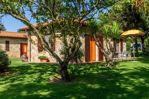 Exterior - Apartment 'Farfalla' with Shared Pool, Wi-Fi and Air Conditioning (Montiano)