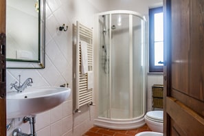 Douche, séchoir à cheveux, serviettes fournies