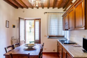 Kühlschrank, Herdplatte, Wasserkocher mit Kaffee-/Teezubehör