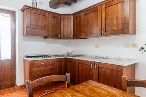 Kühlschrank, Herdplatte, Kochgeschirr/Geschirr/Besteck
