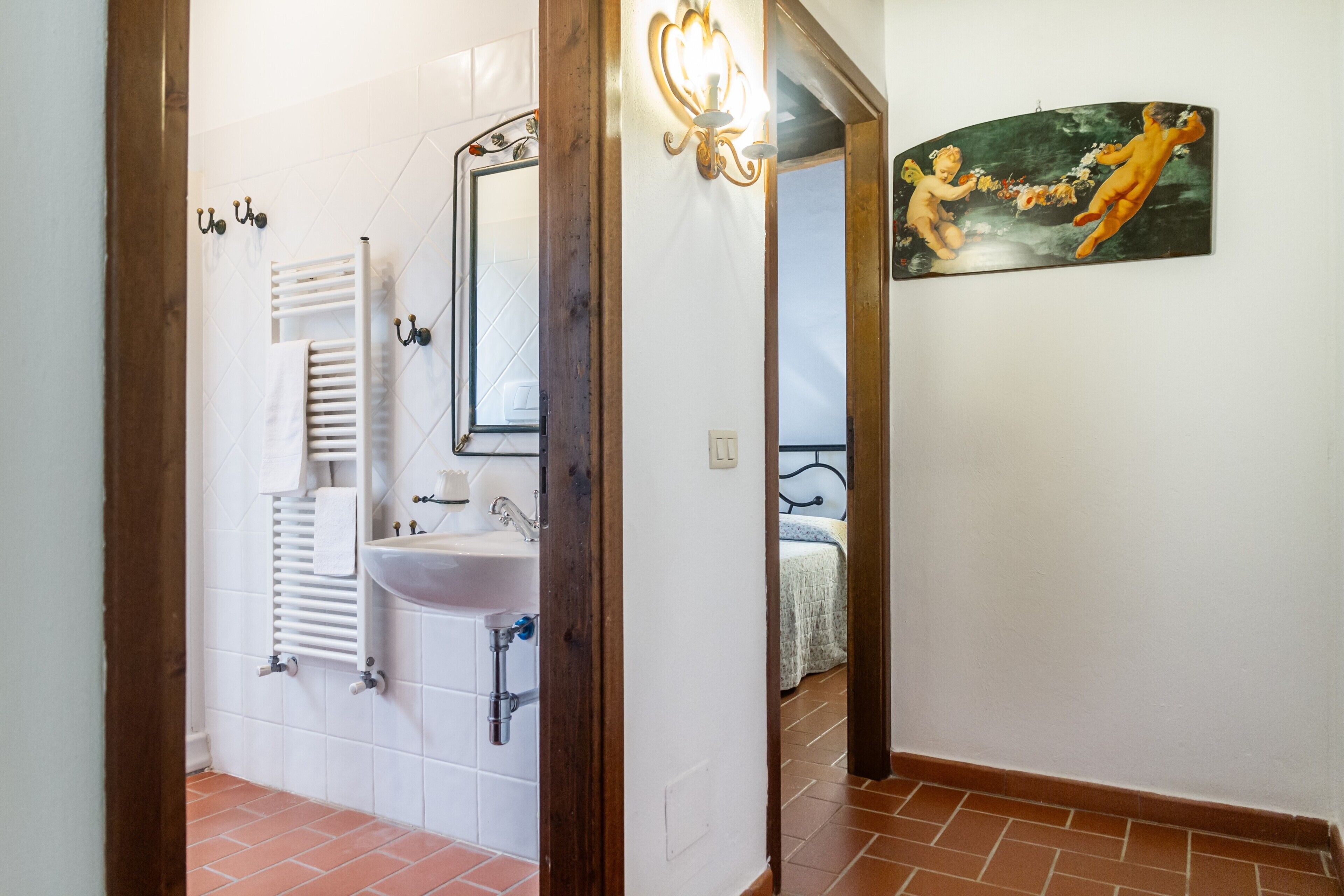 Ein Badezimmer mit Waschbecken, Handtuchhalter und Spiegel.