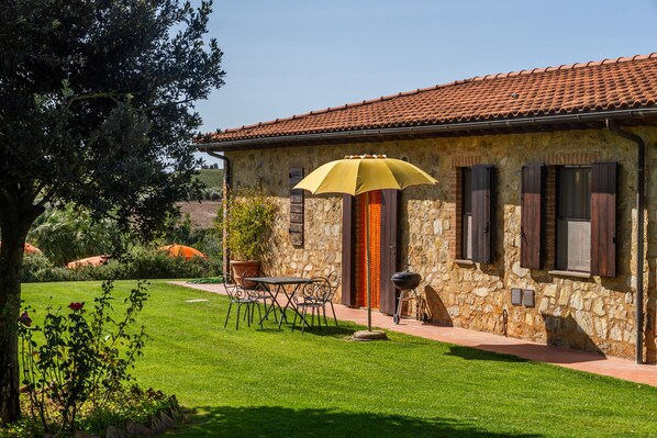 Outdoor dining - Apartment 'Tartaruga' with Shared Pool, Wi-Fi and Air Conditioning (Montiano)