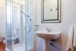 Douche, sĂšche-cheveux, serviettes fournies