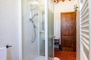 Douche, sèche-cheveux, serviettes fournies