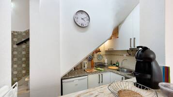 Frigorifero, microonde, piano cottura, macchina per tè/caffè