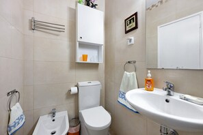 Douche, sèche-cheveux, serviettes fournies