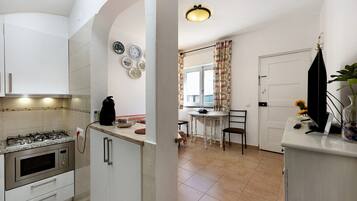 Frigorifero, microonde, piano cottura, macchina per tè/caffè