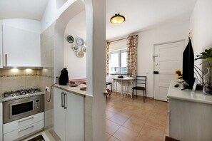 Frigorífico, microondas, placa de cocina y cafetera o tetera