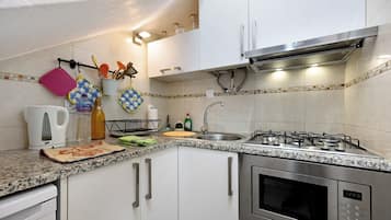Frigorífico, microondas, placa de cocina y cafetera o tetera