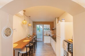 Een koelkast, een magnetron, een oven, een kookplaat