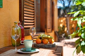 Outdoor dining - Guest House "Energy Garden" with Mountain View, Private Terraces & Wi-Fi (BAJAMAR)