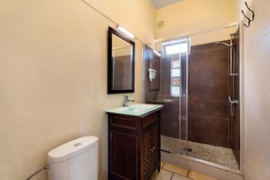 Ducha, secador de pelo, toallas