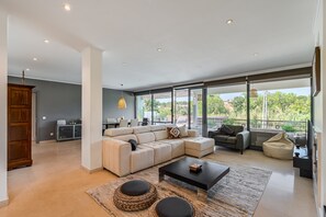 TV, fireplace - Holiday Home 'Casa Praia Do Meco' with Private Pool, Private Terrace and Wi-Fi (Sesimbra)