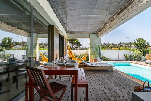 Ferienhaus 'Casa Praia Do Meco' mit Privatem Pool, Privater Terrasse und WLAN