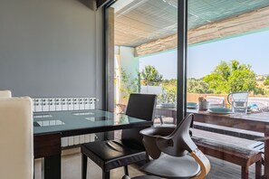 Dining - Holiday Home 'Casa Praia Do Meco' with Private Pool, Private Terrace and Wi-Fi (Sesimbra)