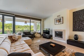 TV, fireplace - Holiday Home 'Casa Praia Do Meco' with Private Pool, Private Terrace and Wi-Fi (Sesimbra)