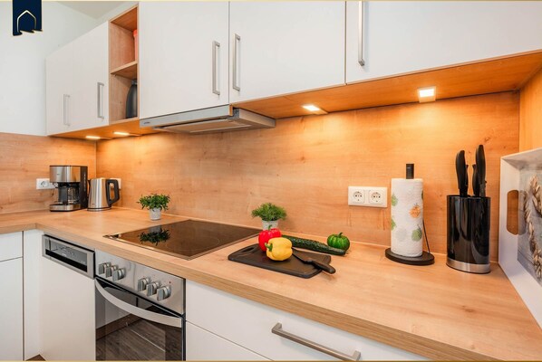 Fridge, oven, stovetop, dishwasher