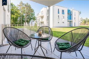 Outdoor dining - Modern vacation apartment on the Szczecin Lagoon with sauna & view of the countryside (Zirchow)