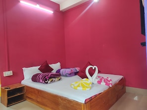 Escritorio y ropa de cama