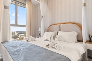 1 slaapkamer, een bureau, een strijkplank/strijkijzer, reisbedje