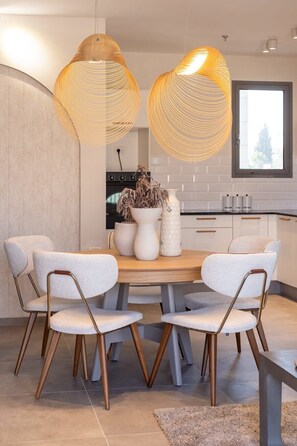Dining - Chic 2BDR Parking/Terrace In City Center (Jerusalem)