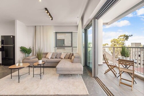 Enchanted 2Bdr Retreat with Breathtaking Views of the City