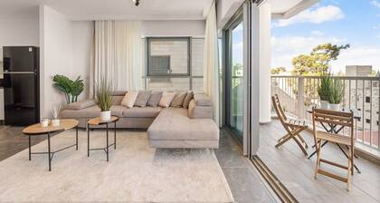 Enchanted 2Bdr Retreat with Breathtaking Views of the City