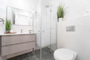 Baignoire, sèche-cheveux, serviettes fournies